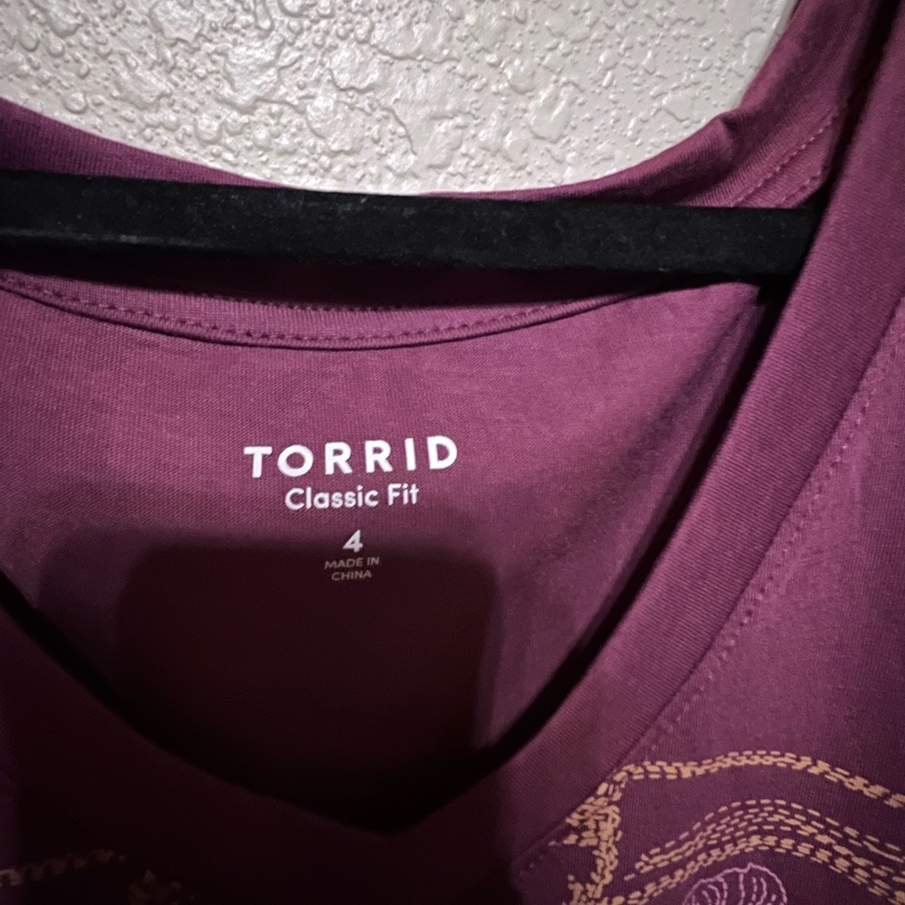 BRAND NEW Torrid Purple V-Neck Tee with Embroidered Skull and Floral Accent - Picture 2 of 4